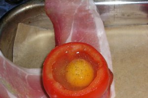 Ochiuri in rosii invelite cu prosciutto