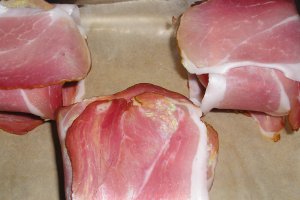 Ochiuri in rosii invelite cu prosciutto