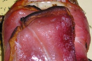Ochiuri in rosii invelite cu prosciutto