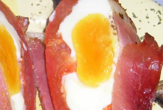 Ochiuri in rosii invelite cu prosciutto