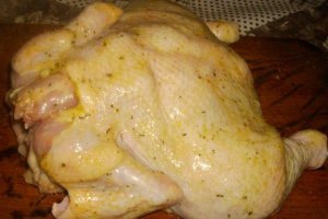 Pui umplut cu ciuperci, costita si legume la tava