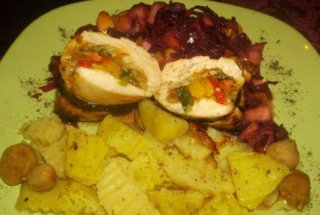Rulouri din piept de pui, cu cartofi natur si salata de varza rosie caramelizata,