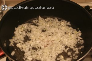 Paste cu ciuperci, smantana si piept de curcan