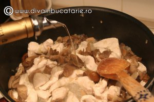 Paste cu ciuperci, smantana si piept de curcan
