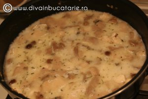 Paste cu ciuperci, smantana si piept de curcan