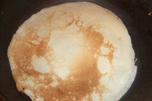 Clatite cu peltea de corcoduse in sos de ciocolata
