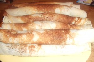 Clatite cu peltea de corcoduse in sos de ciocolata