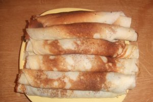 Clatite cu peltea de corcoduse in sos de ciocolata