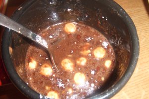 Clatite cu peltea de corcoduse in sos de ciocolata