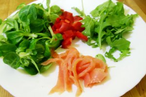 Salata de tofu cu somon si ruccola