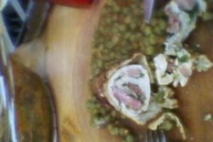 Rulouri din piept de pui cu garnitura de mazare