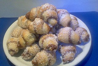 Cornulete fragede cu nuca de cocos