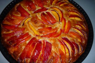 Tarta cu nectarine si migdale