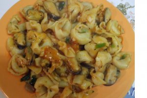 Tortellini cu scoici si sos de rosii