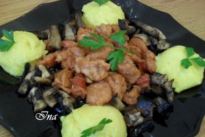 Tochitura cu carne de ied cu ciuperci