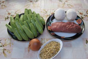 Dovlecei zucchini umpluti cu carne de vita in supa de iaurt cu garnitura de orez