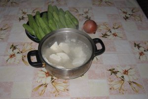 Dovlecei zucchini umpluti cu carne de vita in supa de iaurt cu garnitura de orez