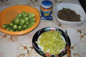 Dovlecei zucchini umpluti cu carne de vita in supa de iaurt cu garnitura de orez