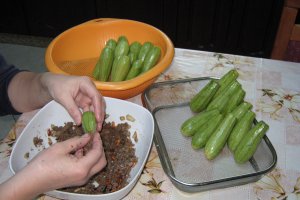 Dovlecei zucchini umpluti cu carne de vita in supa de iaurt cu garnitura de orez