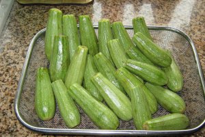 Dovlecei zucchini umpluti cu carne de vita in supa de iaurt cu garnitura de orez