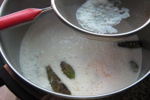 Dovlecei zucchini umpluti cu carne de vita in supa de iaurt cu garnitura de orez