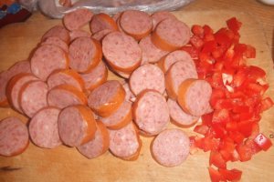 Iahnie de fasole cu carnati, mamaliguta si castraveciori murati