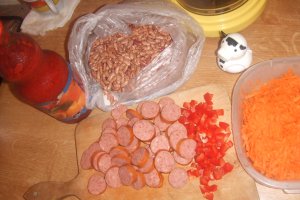 Iahnie de fasole cu carnati, mamaliguta si castraveciori murati