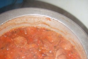 Iahnie de fasole cu carnati, mamaliguta si castraveciori murati
