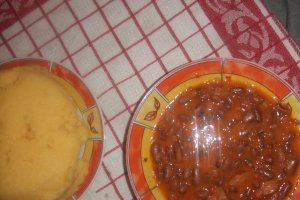 Iahnie de fasole cu carnati, mamaliguta si castraveciori murati