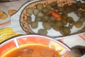 Iahnie de fasole cu carnati, mamaliguta si castraveciori murati