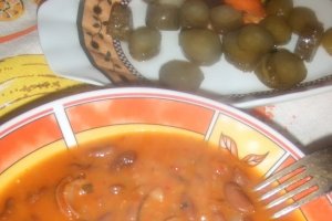Iahnie de fasole cu carnati, mamaliguta si castraveciori murati