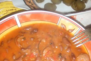 Iahnie de fasole cu carnati, mamaliguta si castraveciori murati