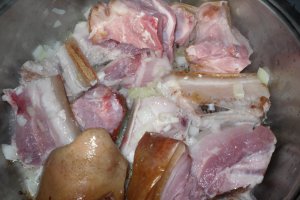 Varza la cuptor cu afumatura si piept de porc
