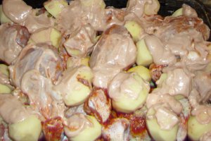 Pulpe de pui cu cartofi si rosii la cuptor