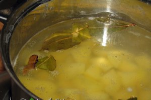 Piure de cartofi aromati in sos rosu