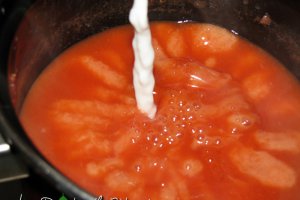 Piure de cartofi aromati in sos rosu
