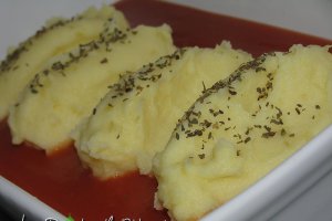 Piure de cartofi aromati in sos rosu