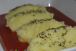 Piure de cartofi aromati in sos rosu