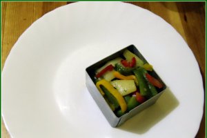 Pastrav la cuptor in vin alb cu garnitura de legume