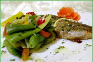 Pastrav la cuptor in vin alb cu garnitura de legume
