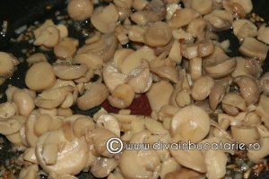 Tort de mamaliga cu ciuperci si carnat