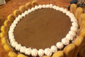 Tort cu ciocolata, capsuni si alune de padure