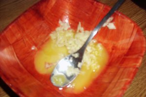 Aripioare cu înveliş crocant şi sos de usturoi cu brânză topită