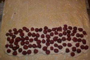 Strudel cu ricotta si cirese
