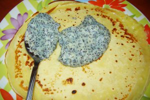 Clatite cu crema de lapte si mac