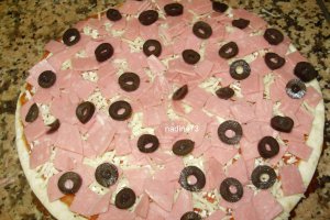 Pizza cu emmentaler si sunca