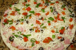 Pizza cu emmentaler si sunca