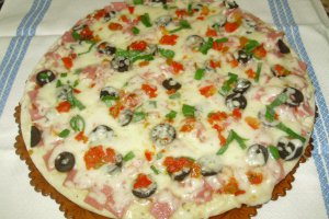 Pizza cu emmentaler si sunca