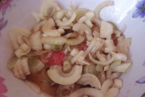 Salată de cartofi cu bureţi muraţi şi ceapă marinată