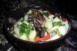 Salată de cartofi cu bureţi muraţi şi ceapă marinată